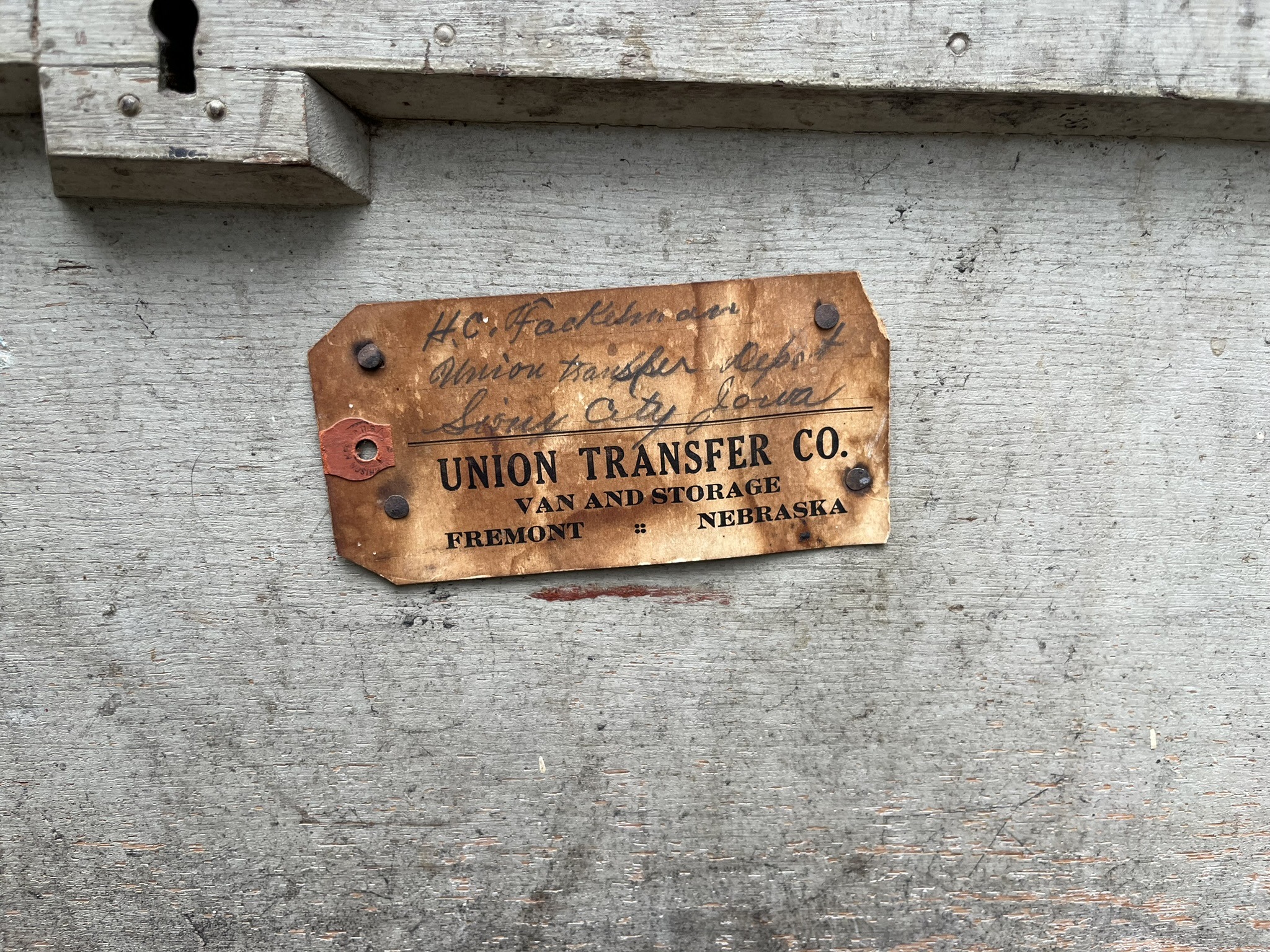Close-up of the shipping tag: H.C. Fackelman, Union transfer Depot, Sioux City Iowa handwritten above the printed Union Transfer Co., Van and Storage, Fremont, Nebraska