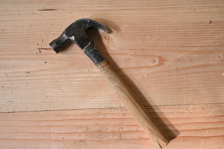 An image of a hammer